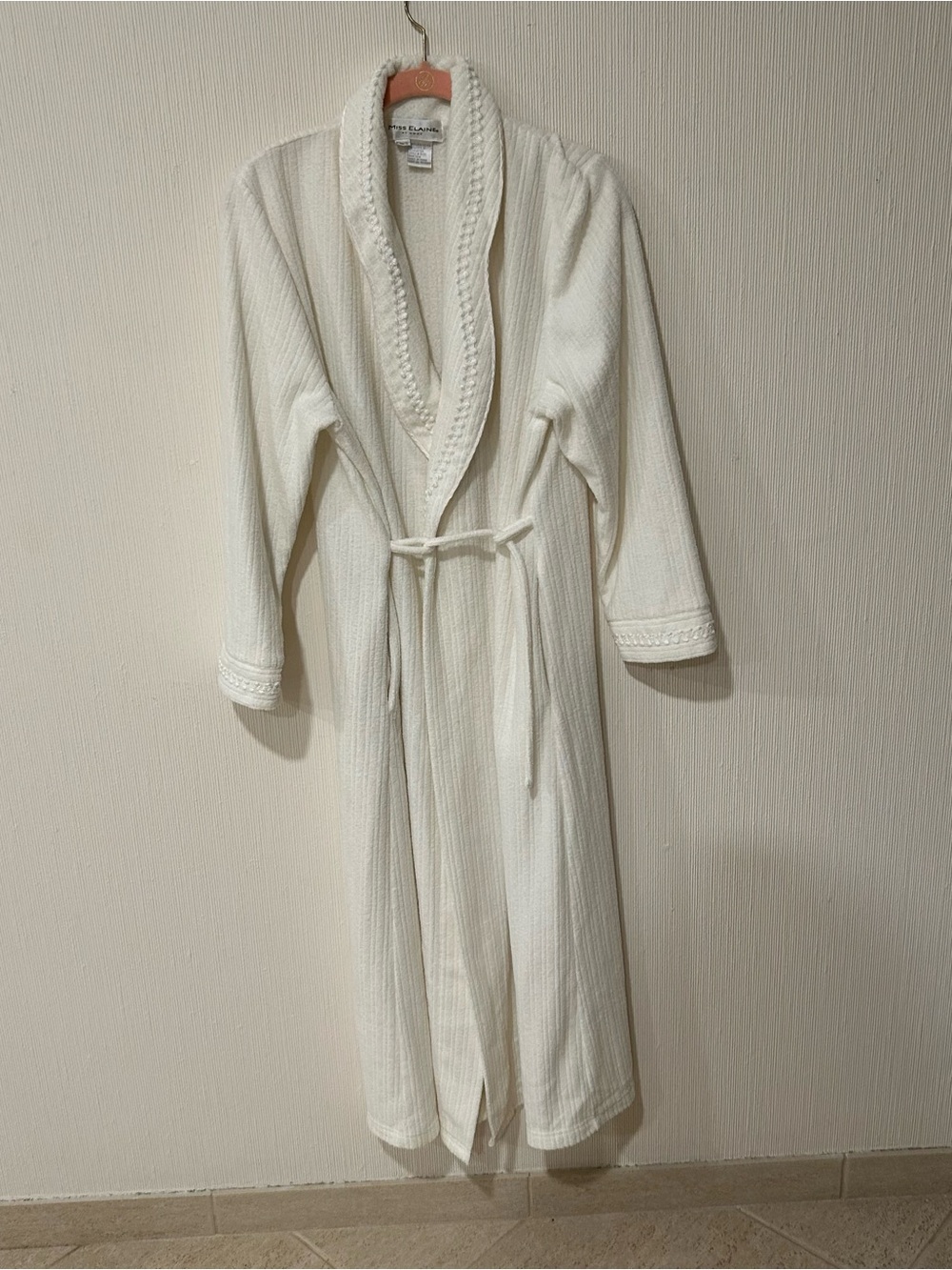 Miss Elaine  white rubbed robe in size small